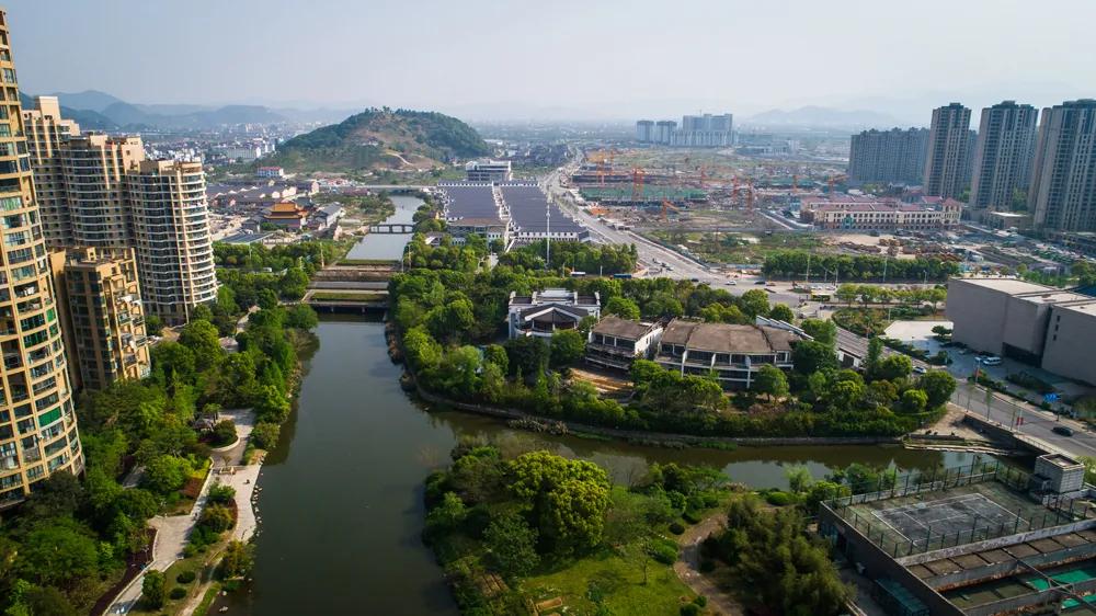 西江河继续北流,又有羽山小浦河从横河村横河引南官河水,从东面注入.