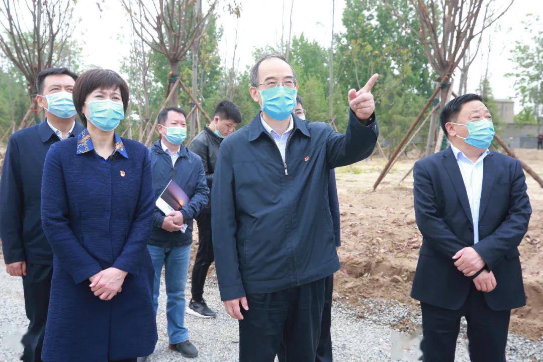 市领导侯红,王载飞,付磊,张松文,黄玉国等参加会议.
