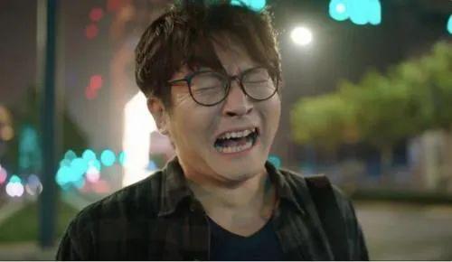 我是余欢水郭京飞崩溃大哭中年危机的他凭这点把一手烂牌打成了王炸