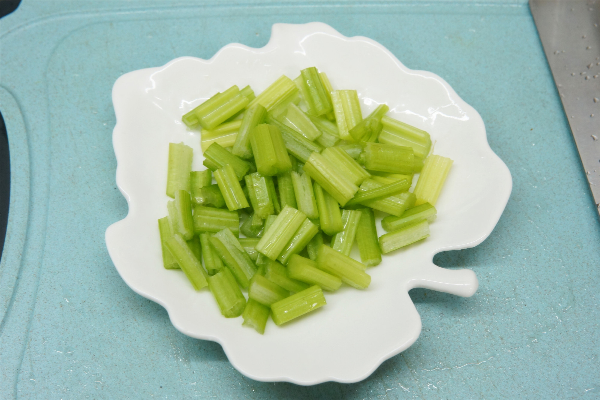 做水煮花生,不能直接下锅煮,饭店大厨用这窍门,颗颗入味好吃_芹菜