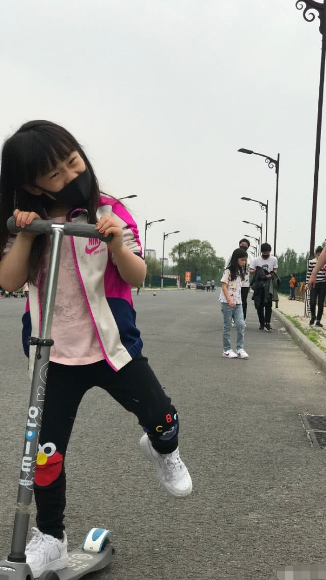 岳云鹏老婆晒麓一教妹妹学英语自己做模型贴满单词好笑又有爱