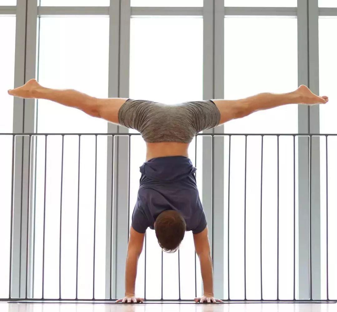 他在ins上晒劈腿瑜伽照,圈粉无数,背后的努力却让人佩服!_sam