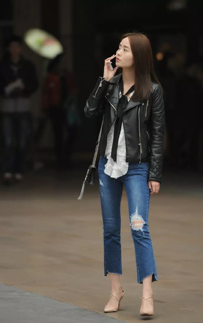 九分的牛仔裤搭配短外套,九分的牛仔裤比长裤穿起来更加的显高,九分的