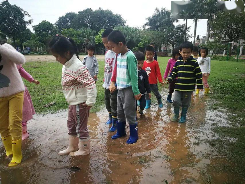 下雨时带孩子穿雨衣,雨鞋,出去楼下踩水玩;倾听雨的声音,可以等一场