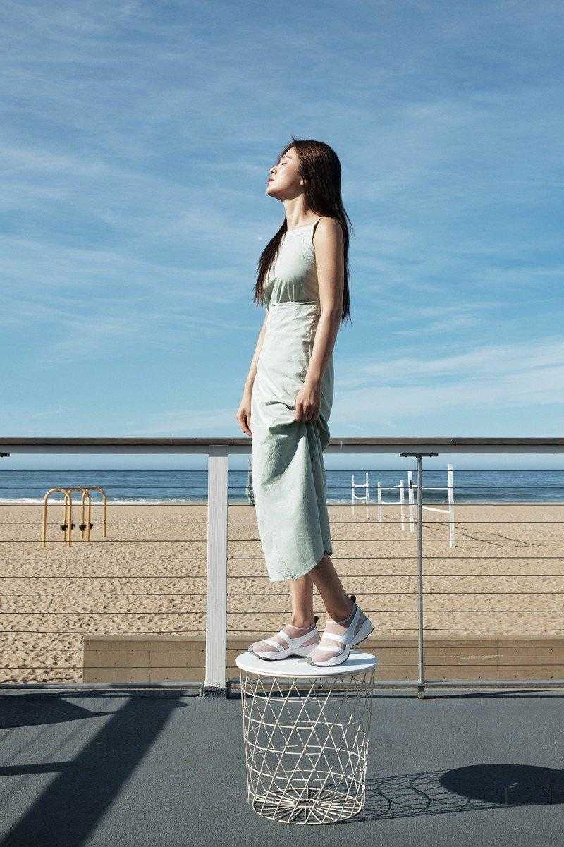 原创宋慧乔真会凹造型,公主卷发搭配牛仔连衣裙甜美可爱,洋气又减龄