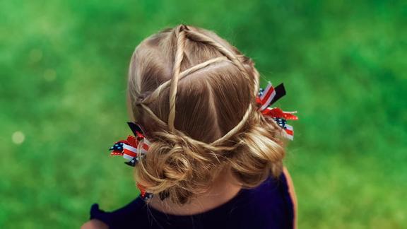 超漂亮的简单五角星双盘发扎发儿童发型绑扎方法教程