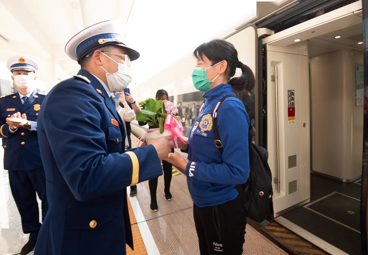 84天再相见援鄂妻子笑了消防员丈夫哭了