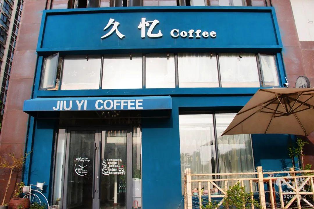 店面很大,分上下两层大平层,不光可以喝咖啡还可以喝酒,跟朋友一起玩