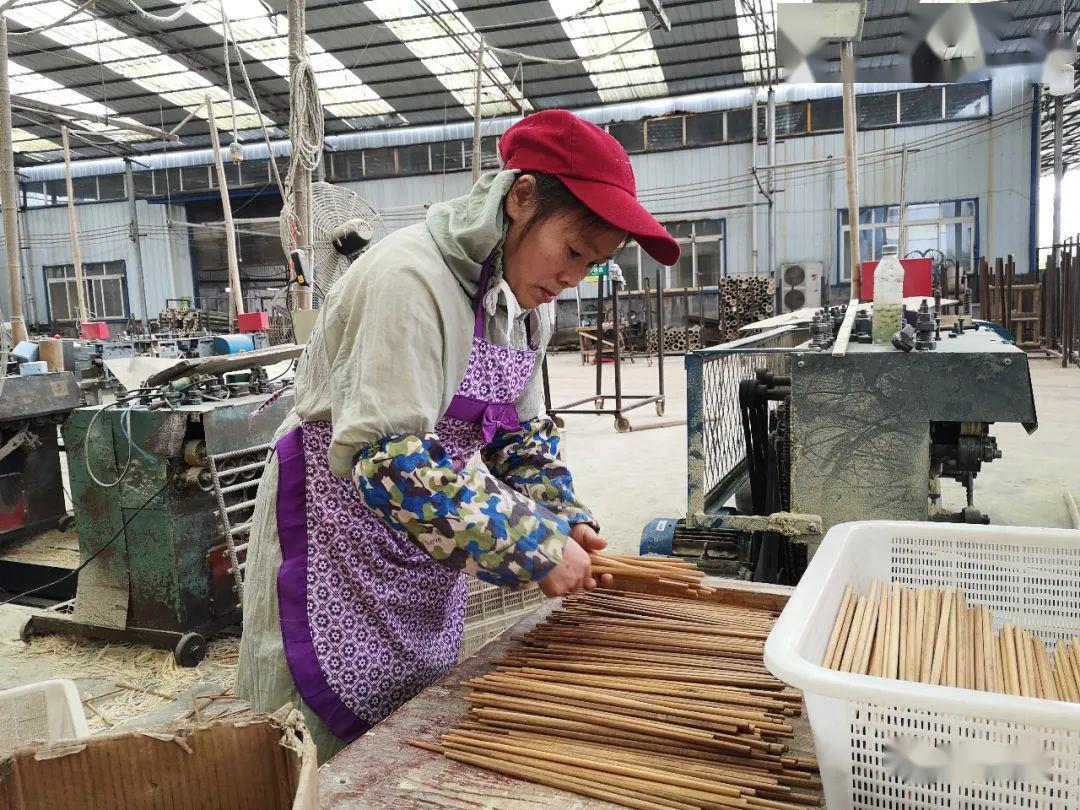 在四川石海竹文化产品研发有限责任公司的生产车间,一条条竹筷生产线