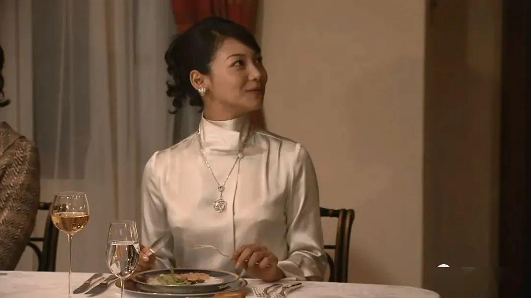 此外,她还出演过木村拓哉主演的日剧《华丽一族》,饰演木村拓哉的妹妹