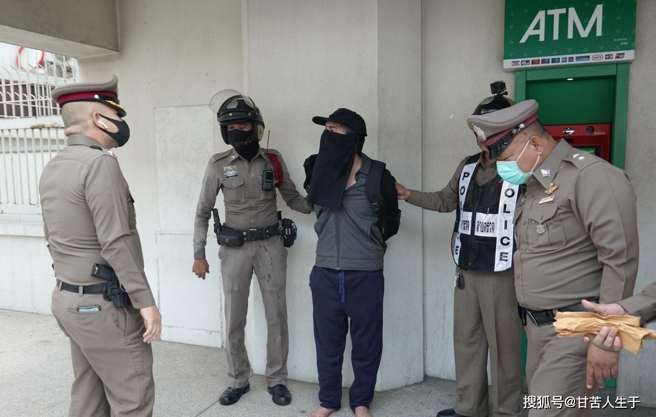 泰国一警察因无力偿还债务蒙面持枪抢银行,还没动手就被抓!