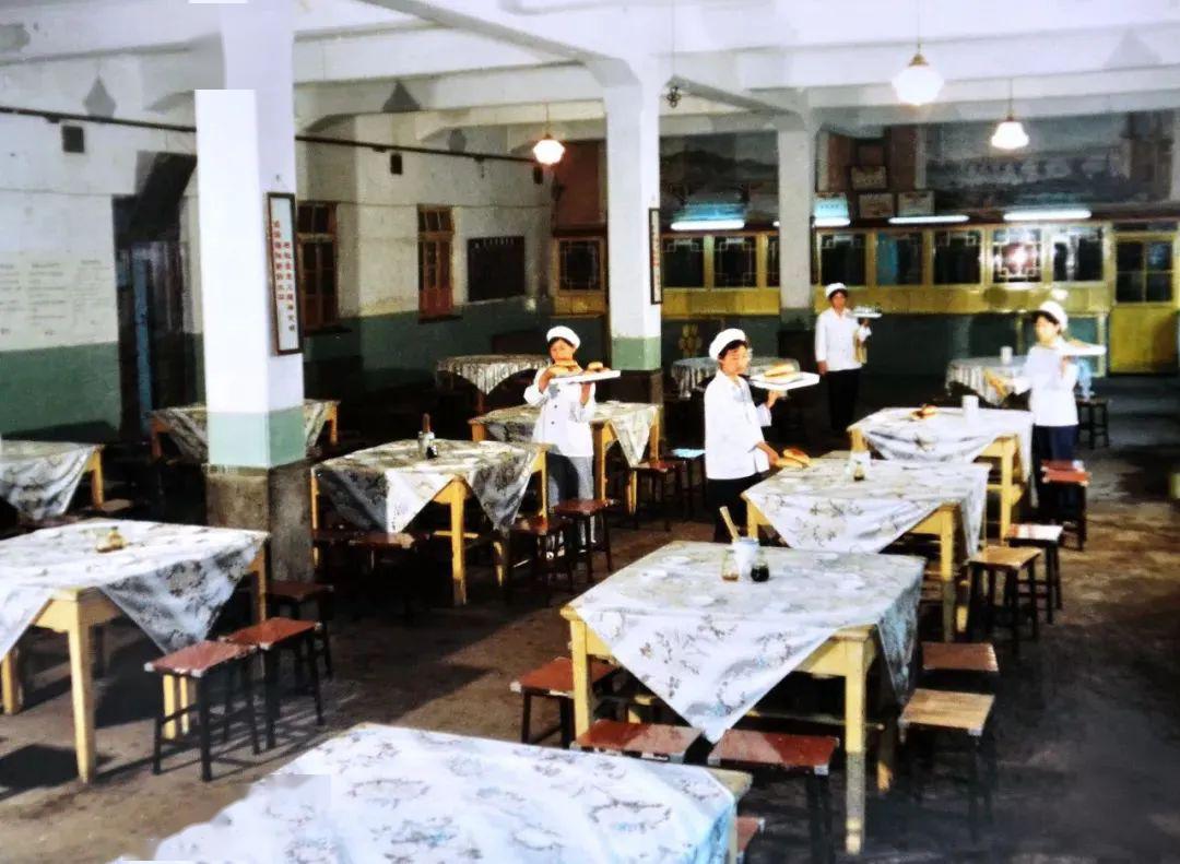 七十年代和八十年代的前期,沈鼓食堂建在北院的南边,在周末,食堂往往