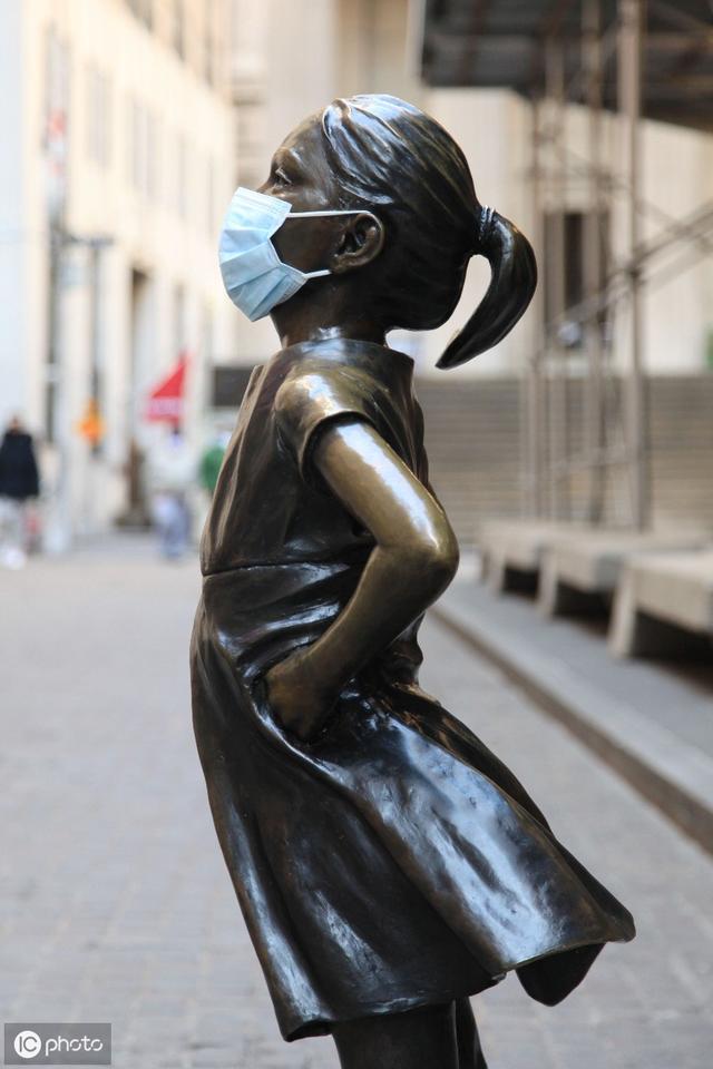 "无畏女孩"是2017年3月8日国际妇女节之际,在美国纽约华尔街铜牛睹骀