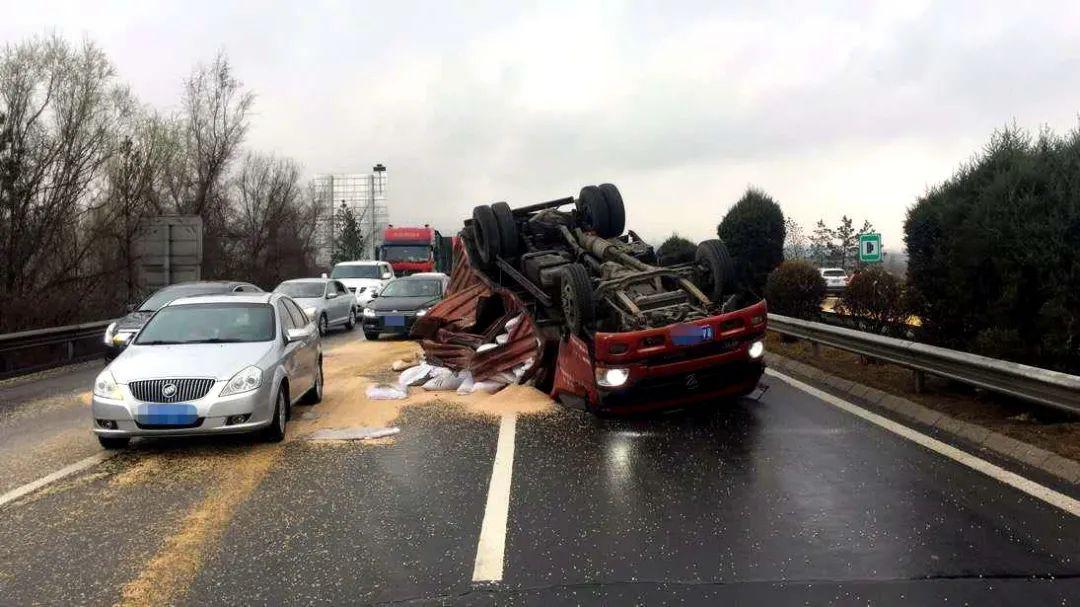 超载货车雨天侧翻负事故全部责任丨五大曝光行动