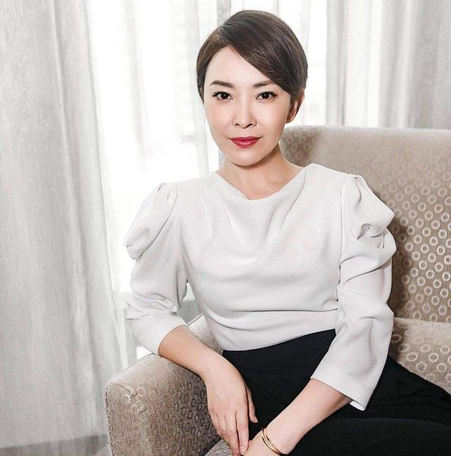 她是央视主持人,因性格强势和张嘉译离婚,如今再嫁富豪逆生长