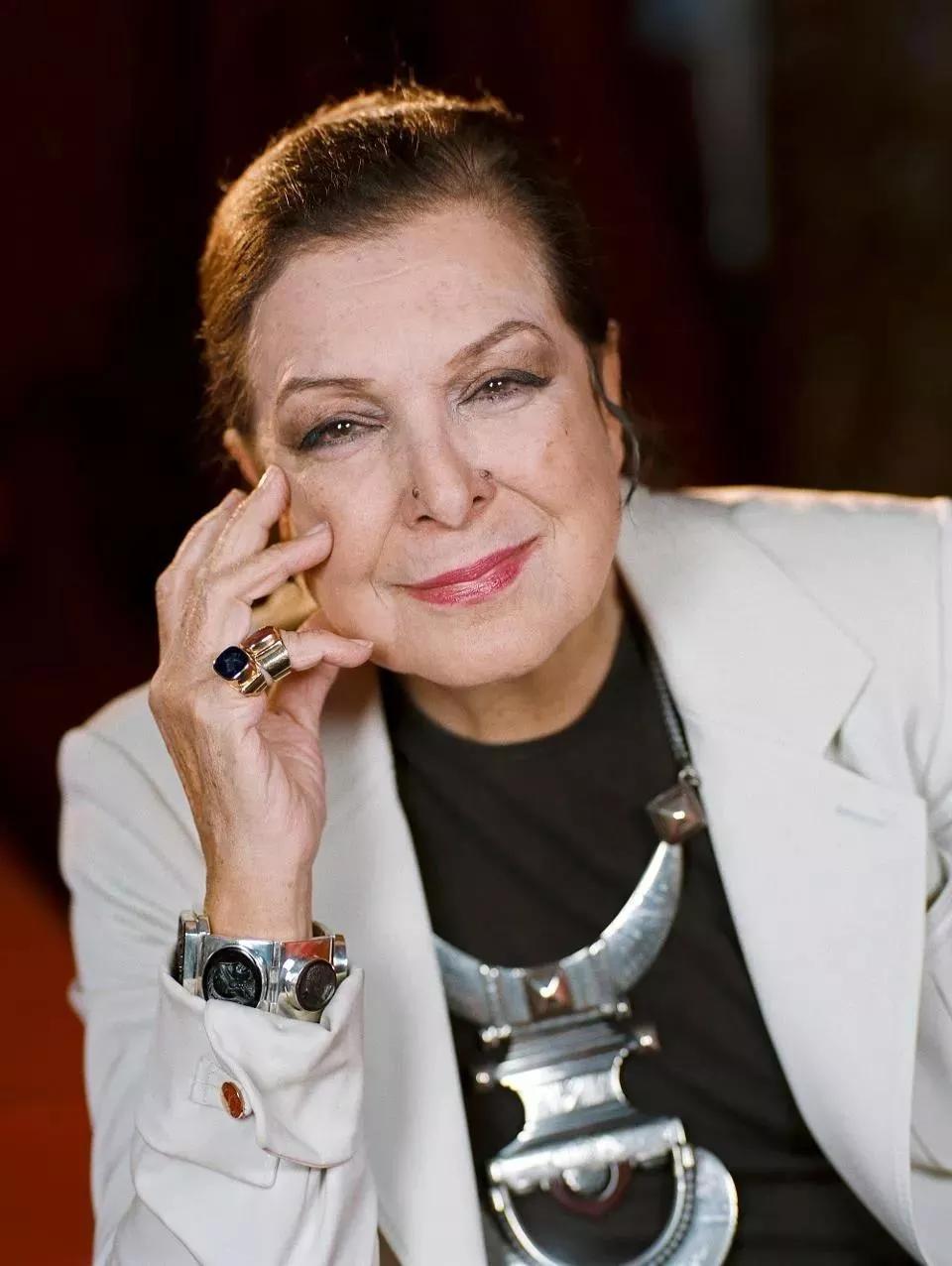 爱马仕92岁传奇设计师因疫情离世:那个造梦之神走了…_莱拉