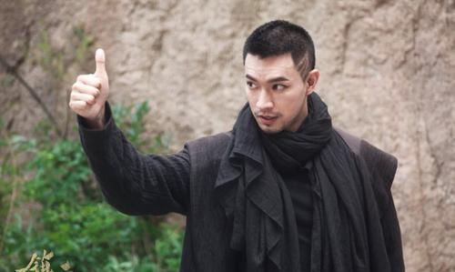 1981年出生的江明洋,是《镇魂》几位主演中年纪最大的,也是粉丝最多的