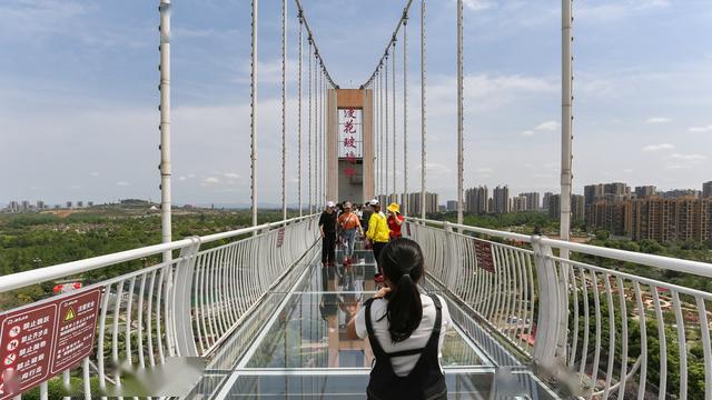 园区的花海走在数十米高空透明的玻璃桥上就有玫瑰色的人生只要有爱