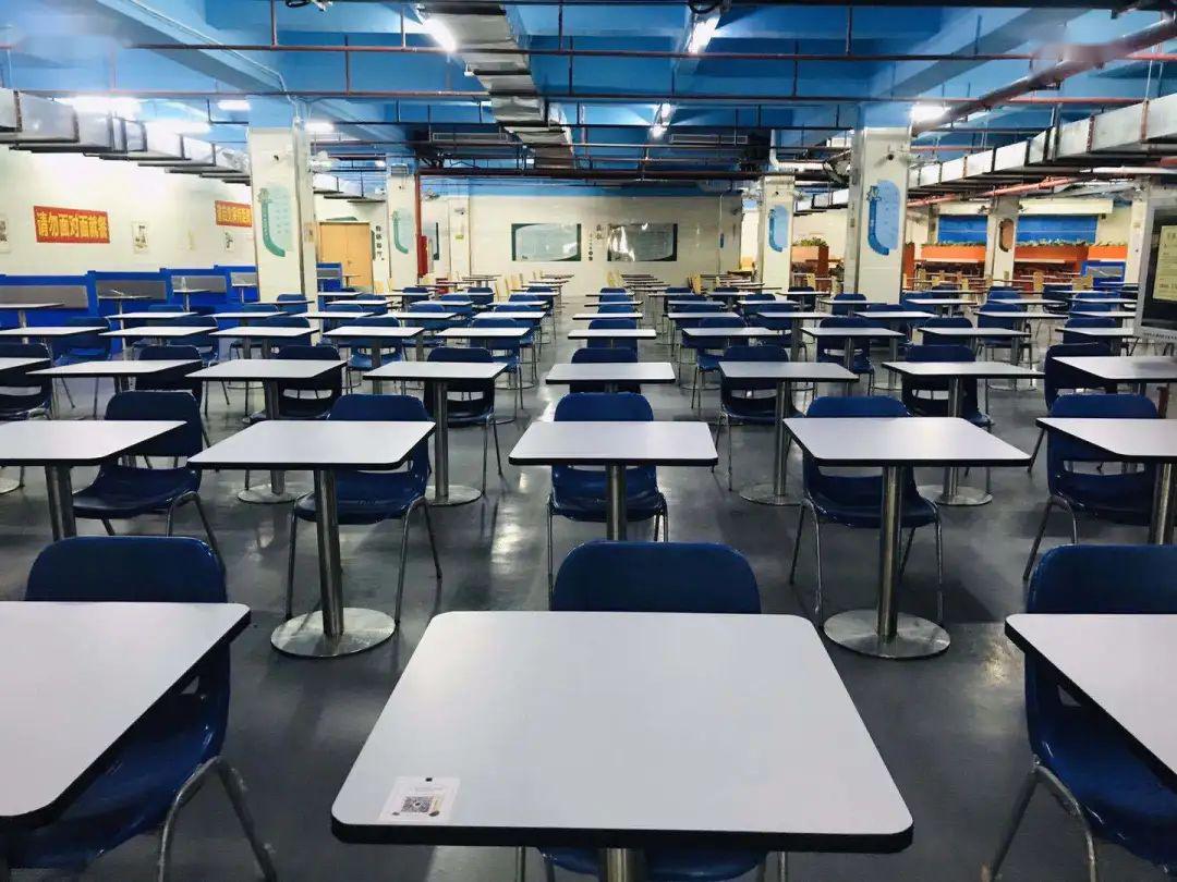 每层楼都增设了口罩回收箱,每间教室配备了紫外线灯,学校食堂摆放的