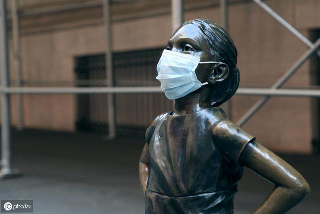 摄影组图:无畏女孩雕像