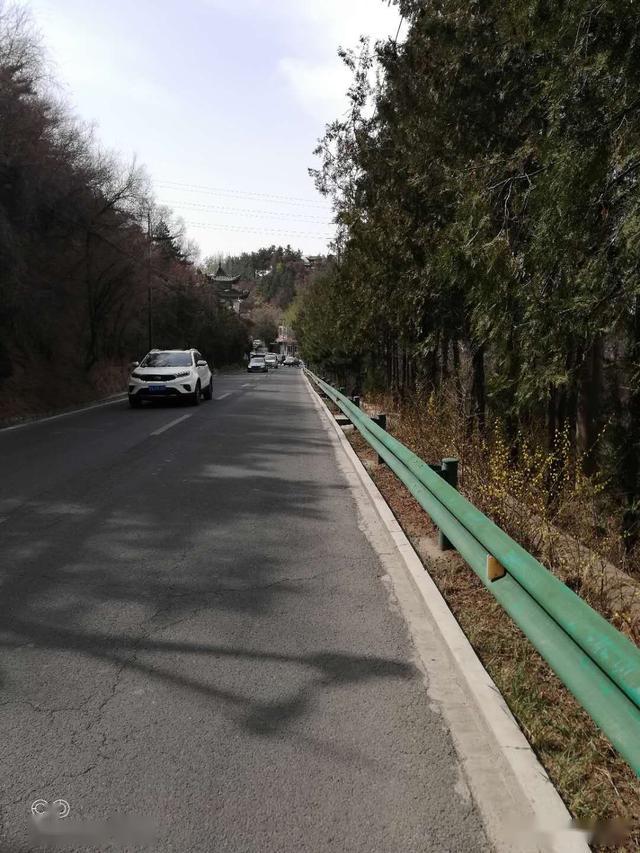 文化墙上的书院介绍.伏直公路.路灯为太阳能帆板加风能发电.