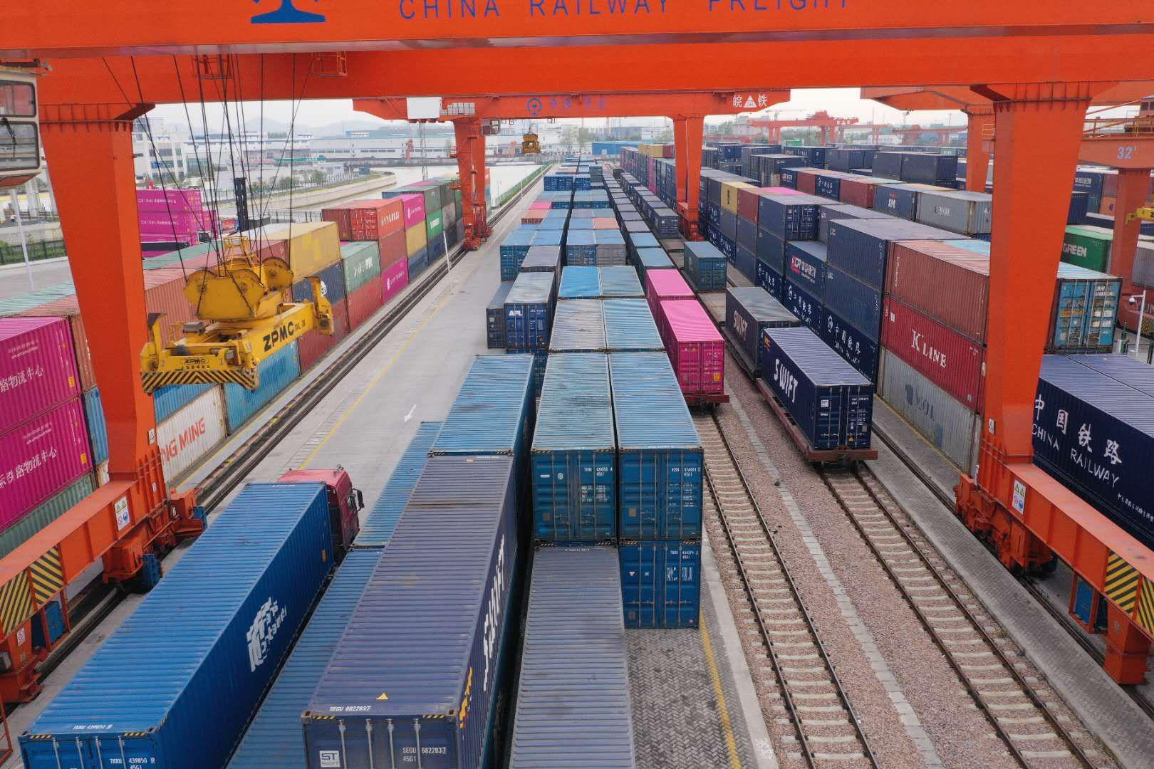 一列装载着2000万个口罩的苏州中欧班列驶出苏州铁路西站