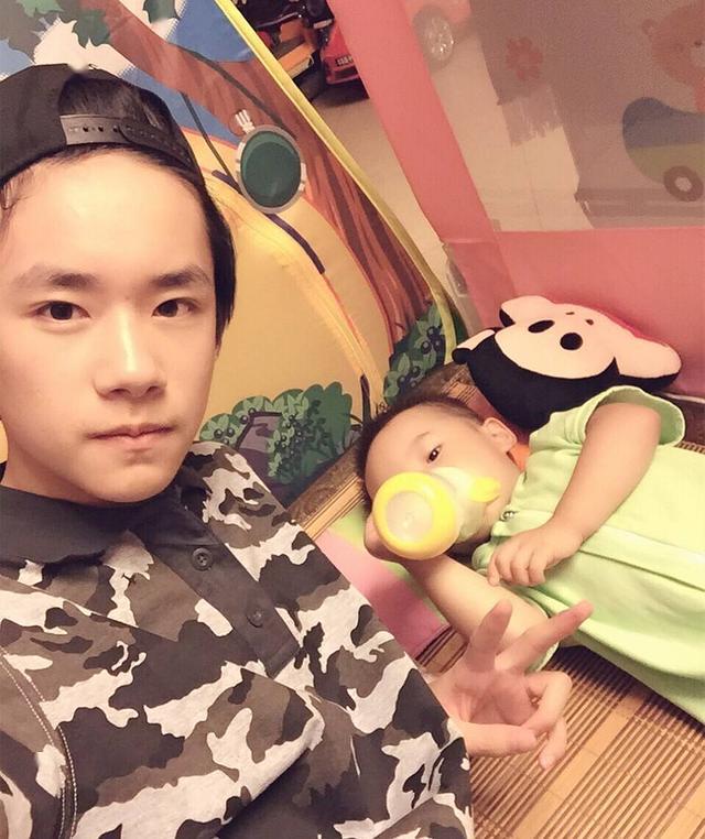 他有一个和他年龄相差12岁的弟弟,千玺"火了"弟弟才出生,而易烊千玺