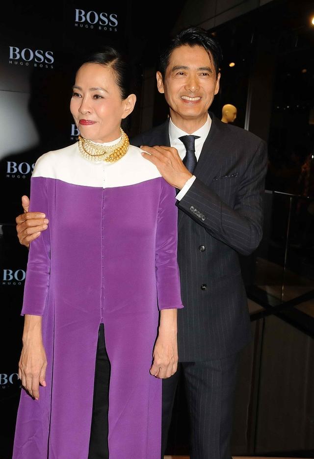 最近一段时间,周润发带着他的老婆陈荟莲出席某时尚活动,经常一起出现