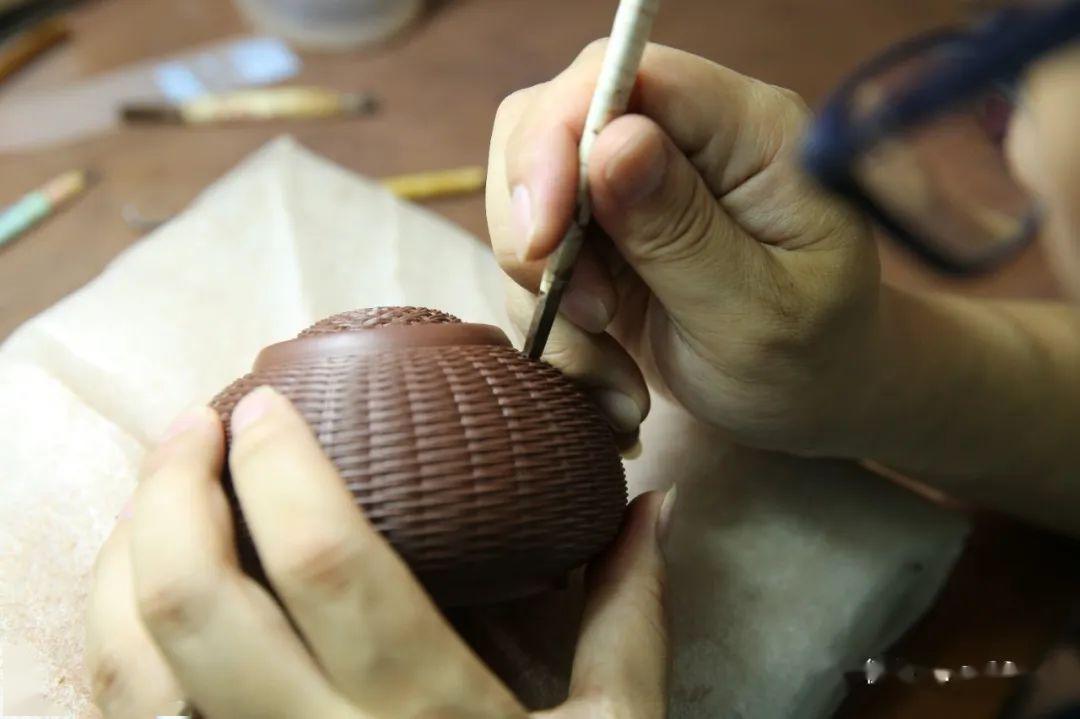 前面说到全手工制作一把竹编紫砂壶往往需要耗时1到2个月.