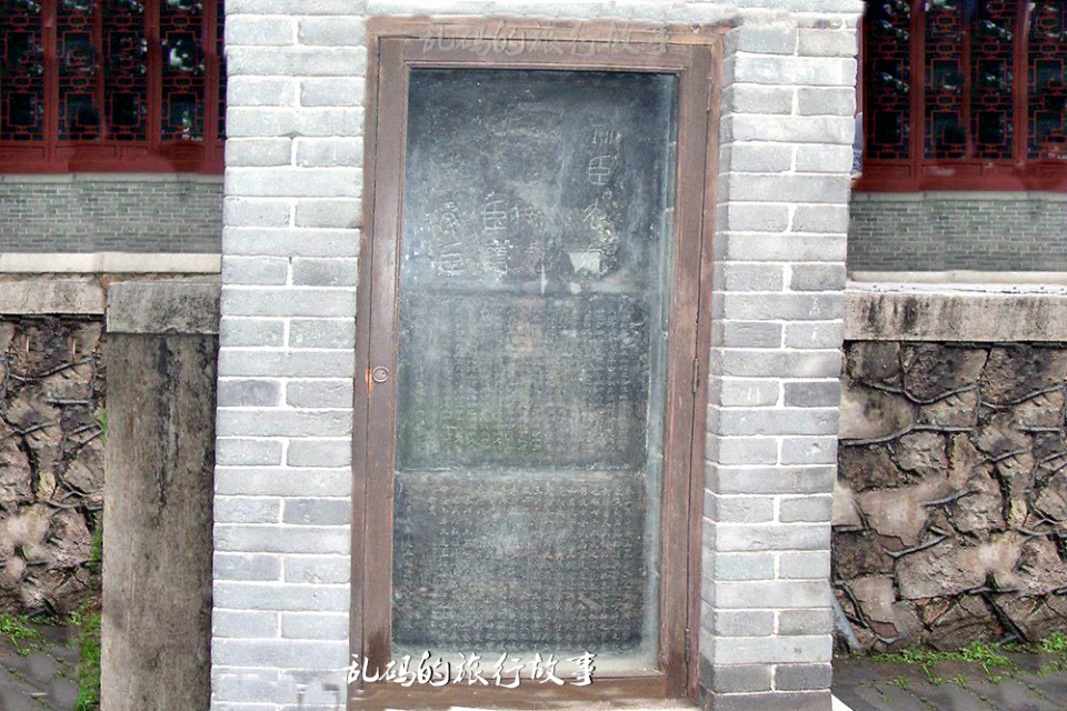 岱庙最珍贵的古迹,是中国现存最早的石刻——秦代李斯小篆碑.