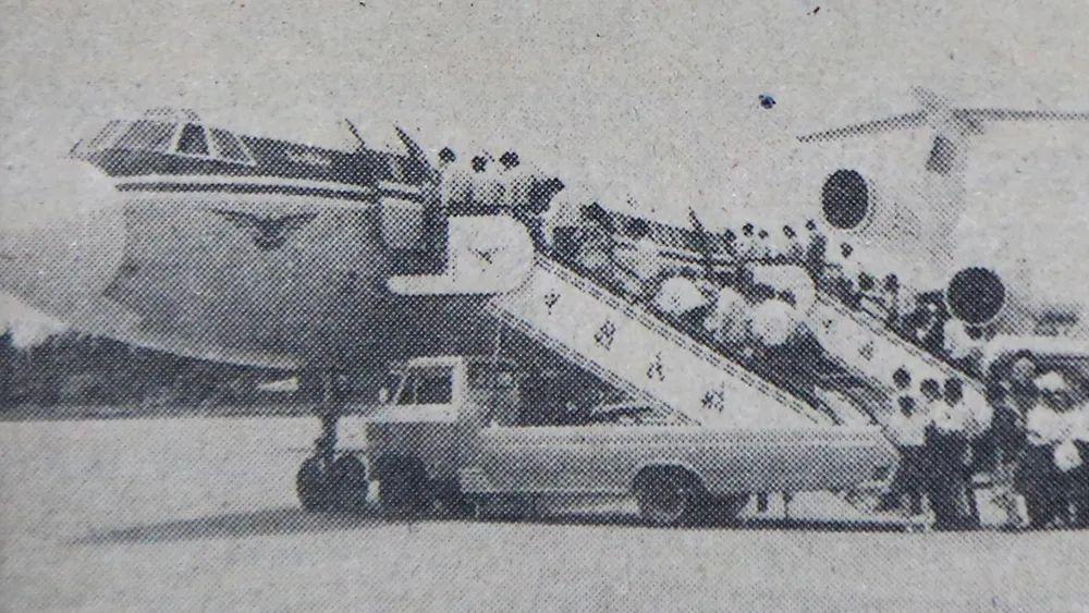 1990年,繁忙的海口市大英山机场.海南日报记者 武进群 摄