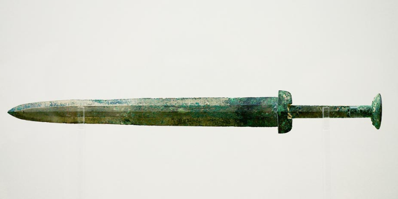 不过最值得关注的是,秦国的青铜剑经历了几千年,剑身仍然不锈.