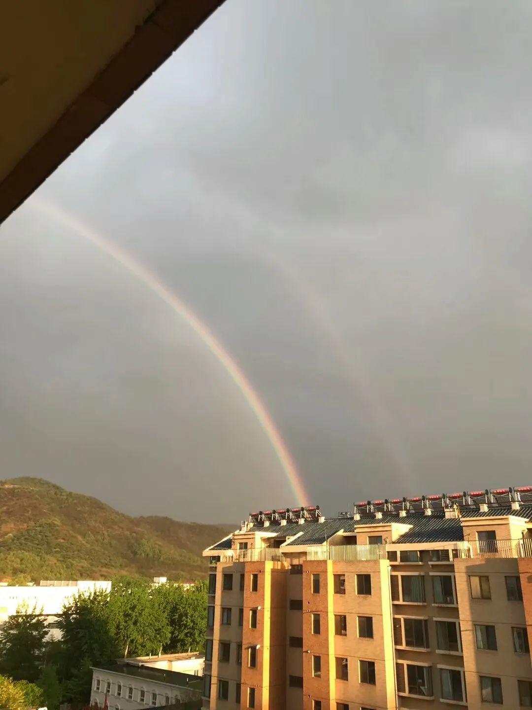 门头沟雨后现双彩虹横跨天际!_太阳雨