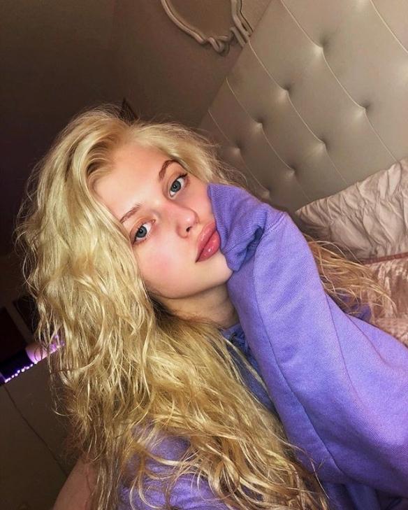 蜂腰翘臀天然芭比17岁lorengray神仙颜值美图赏