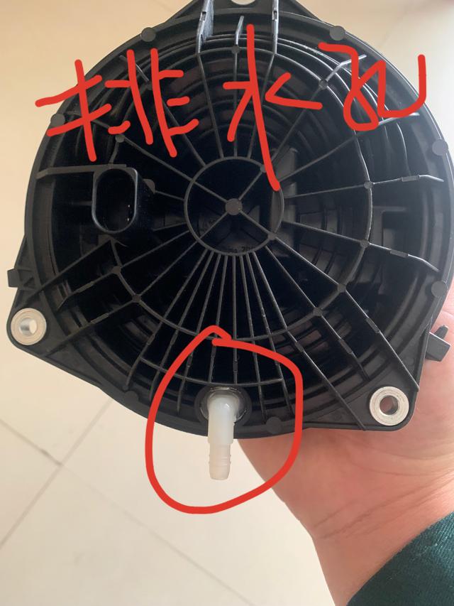 汽车后备箱备胎底部的排水孔可以常年打开吗有何利弊