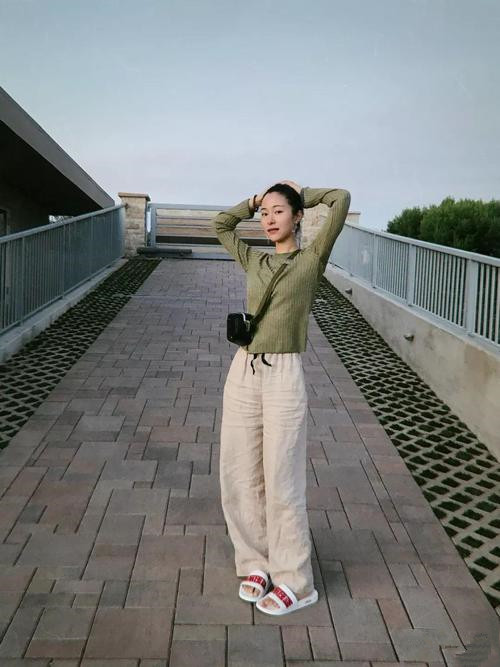 周韵生活中是真贴地气素颜凌乱发型连皱纹都懒得掩饰了