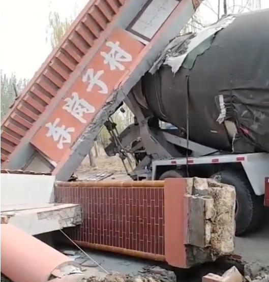 06半挂车与货车迎面相撞月初在青龙承秦高速下道路段发生了一起车祸