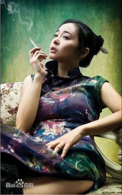 扑面而来的风尘气,掩饰不住心中尚存的温暖柔软,又飒又稳.