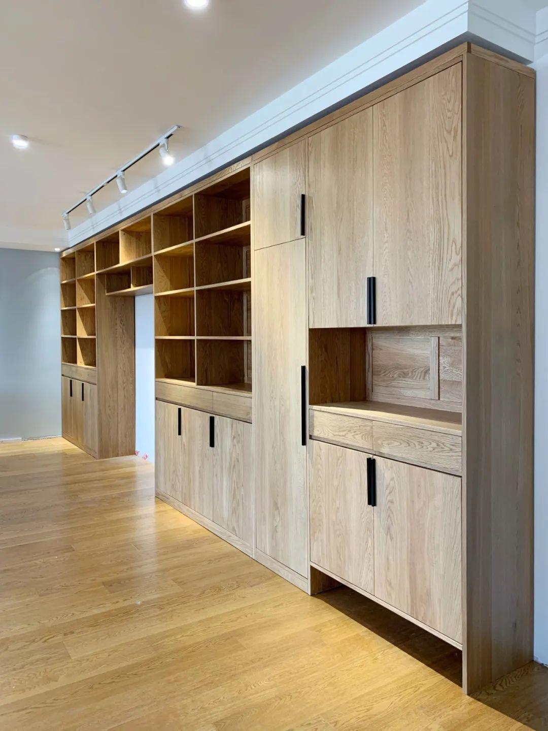 一面墙搞定就近收纳,客厅颜值全靠它_书柜