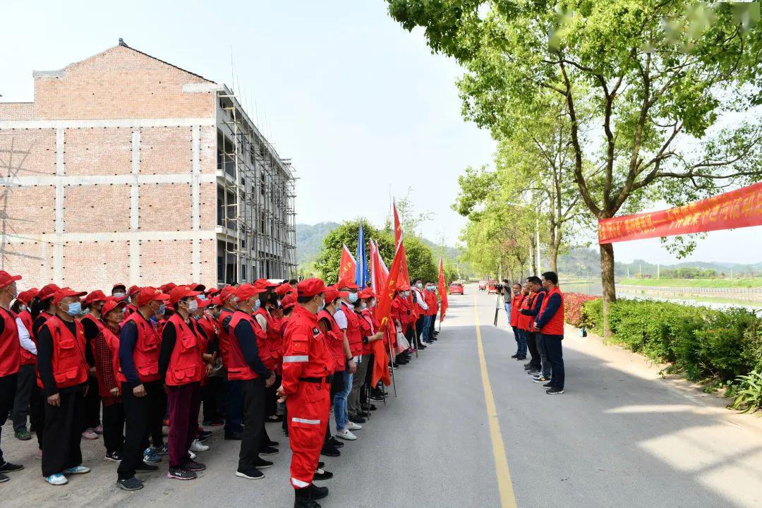 4月17日,东阳市千祥镇的镇干部,河长,志愿者在柽溪江边开展巡河,护河