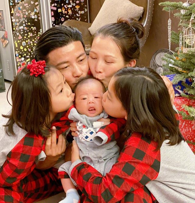 蔡少芬一家五口齐亮相照片拍出90年代的感觉小儿子正脸再曝光