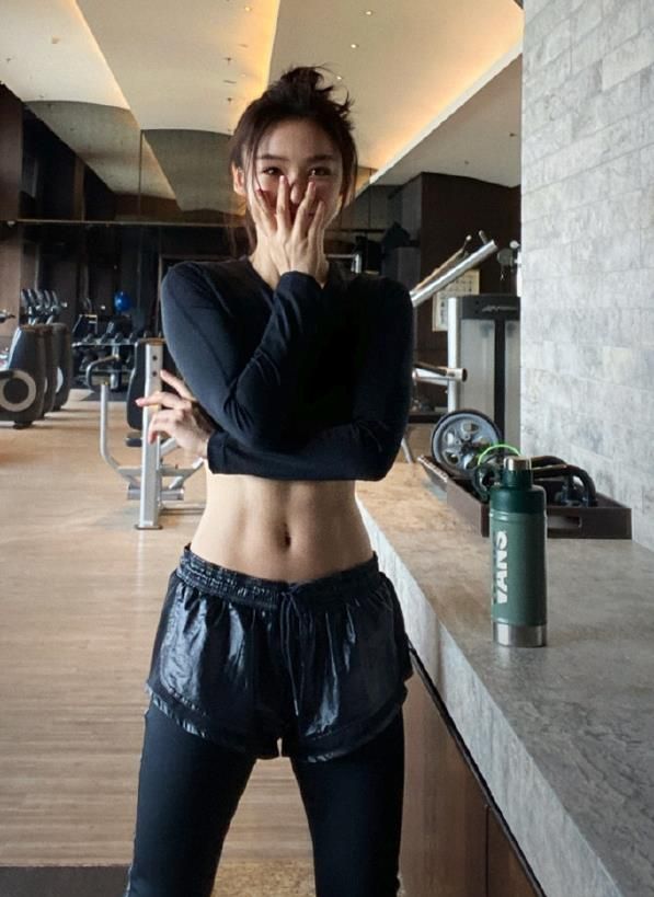 4月20日,钱枫胖成肉球上热搜之际,袁姗姗工作室也分享一组美照,照片中