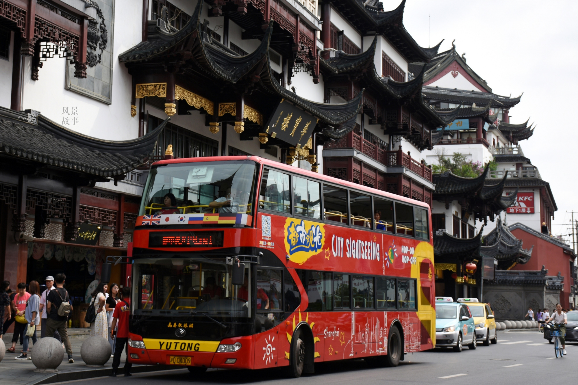 和上海豫園一牆之隔的城隍廟,本地人不去嗎?_月老