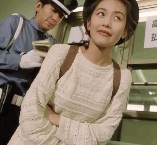 工藤静香颜值问题和陈德容很像,脸歪左右不对称,年纪越大很明显