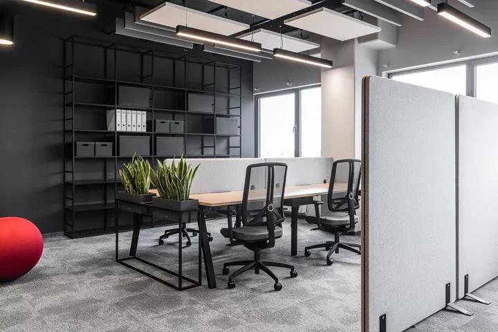 时尚红与黑德国hama波兰拉巴科沃总部办公改造设计欣赏