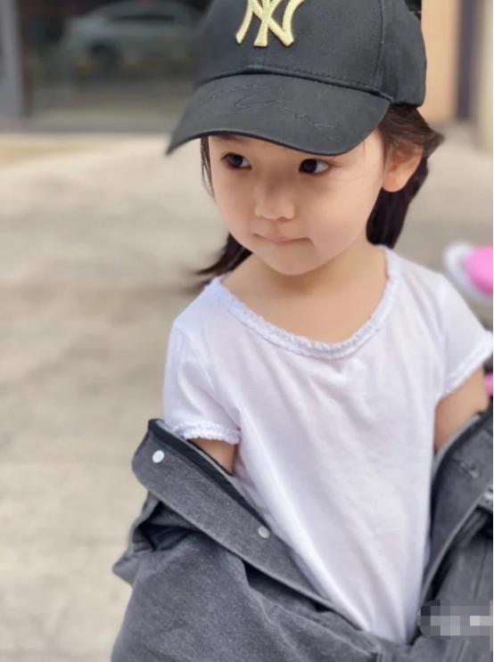 董璇又晒女儿小酒窝照,穿"春游装"太可爱,真是长一张高级脸