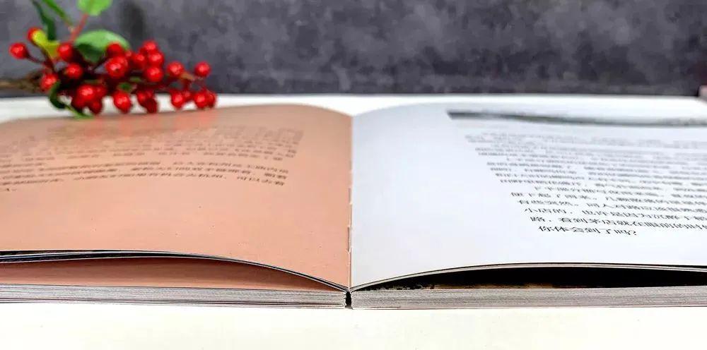 采用锁线裸背装的装订方式,可以更好的展开