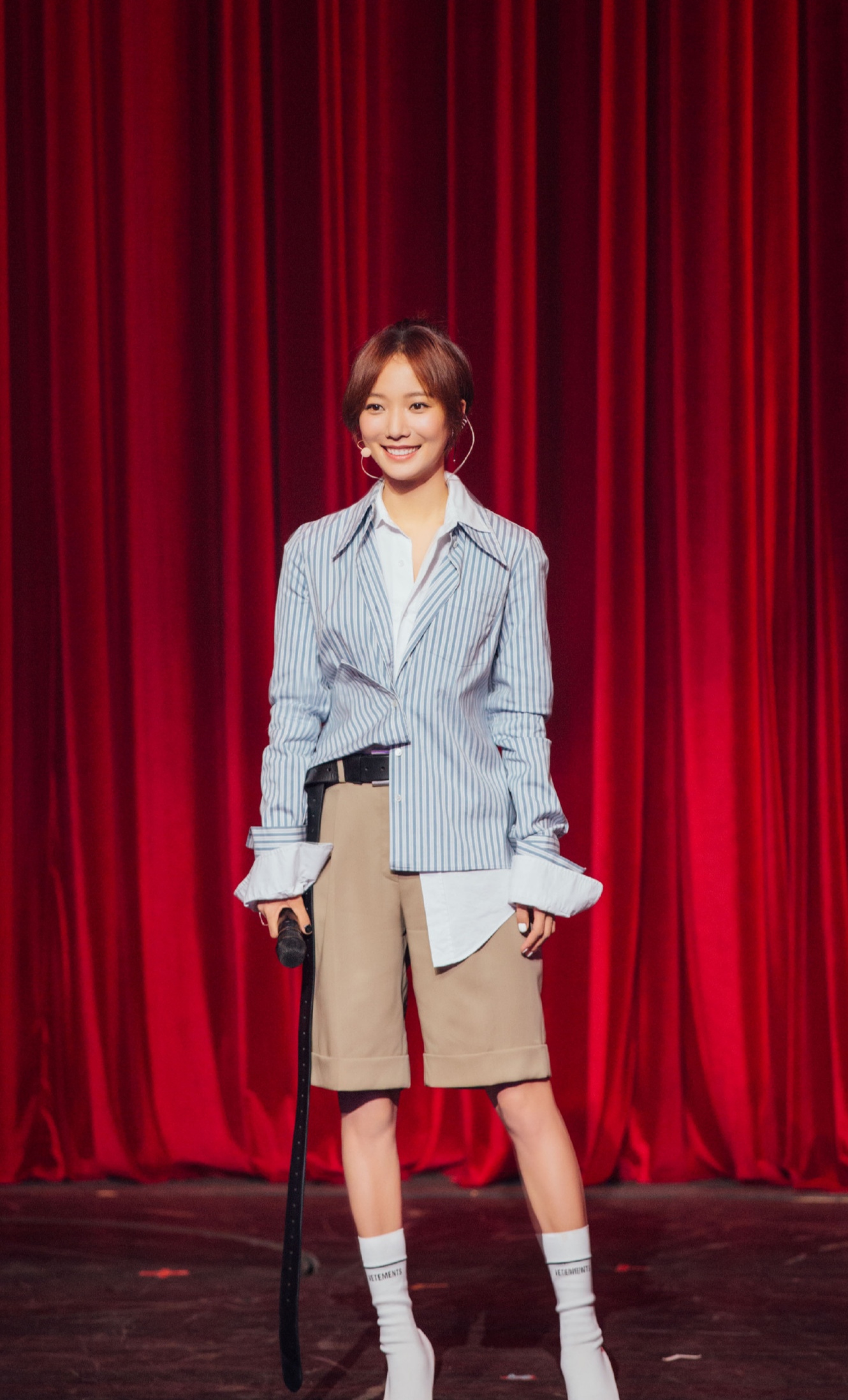 王珞丹日常穿搭白毛衣搭配牛仔裤清新淡雅且气质温和