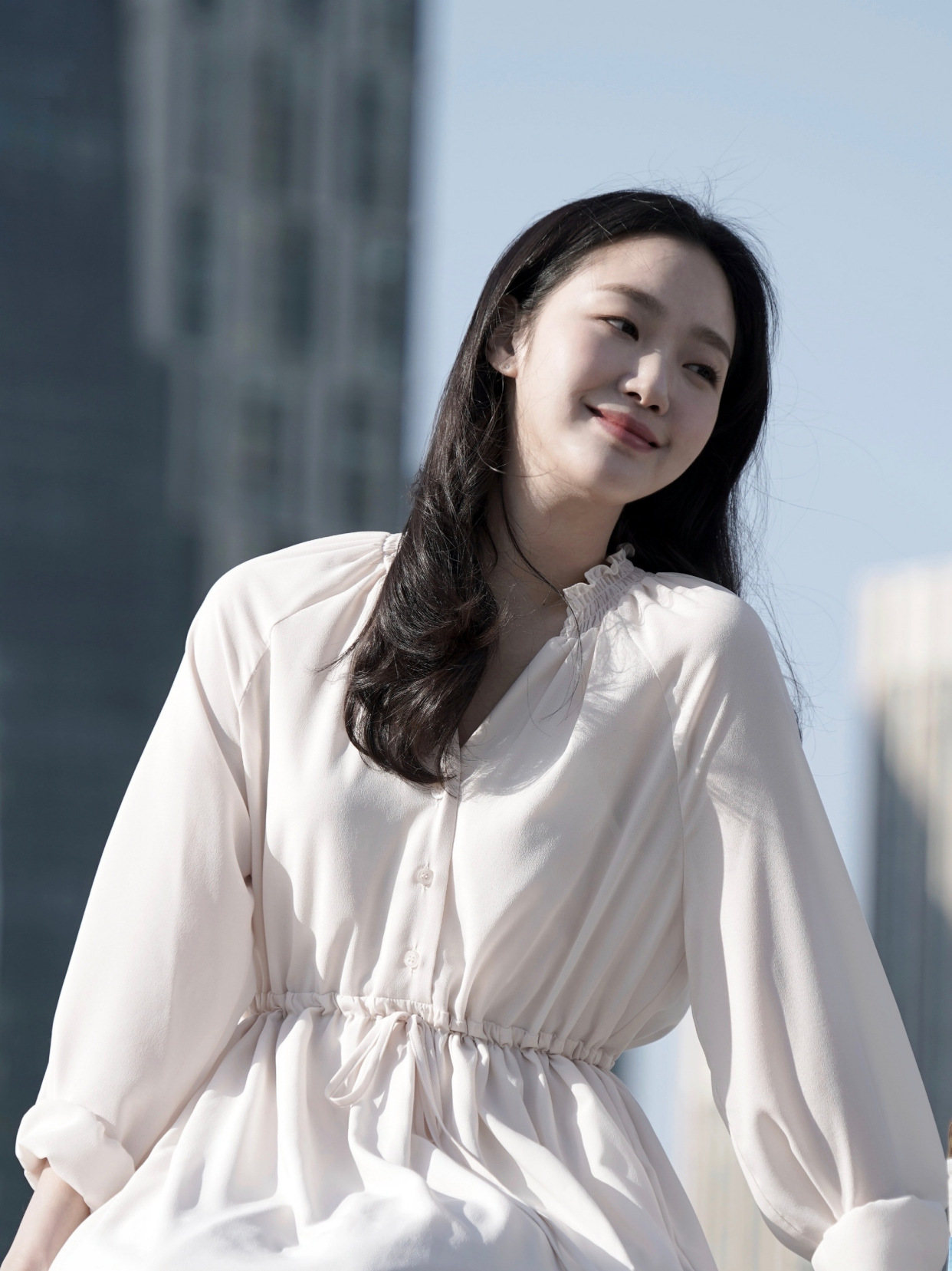 金高银的衣品真好,身穿米白色连衣裙配上微卷发,气质优雅又复古