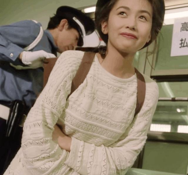 工藤静香颜值问题和陈德容很像,脸歪左右不对称,年纪越大很明显